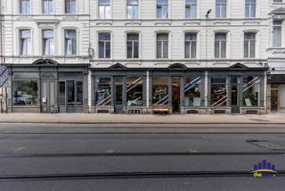 Bent u op zoek naar een instapklare kapperszaak op een absolute toplocatie in Gent? Dan is Kwaffeur Gent een unieke opportuniteit.<br /><br />Deze gevestigde dames- en herenkapperszaak is al <strong>11 jaar</strong> succesvol actief in de levendige <strong>Kortrijksepoortstraat</strong>, een bruisende winkelstraat met een constante stroom aan studenten, buurtbewoners en bezoekers. Dankzij de uitstekende ligging, de sterke reputatie en een trouw klantenbestand biedt deze zaak onmiddellijk commercieel potentieel.<br /><br /><strong>Troeven van de zaak</strong>
<ul>
<li>Absolute topligging met veel passage.</li>
<li>Gezellig, verzorgd en stijlvol interieur.</li>
<li>Volledig instapklaar en volledig bemeubeld.</li>
<li>Uitgerust met <strong>3 kappersstoelen en 3 wastafels.</strong></li>
<li>Professioneel lichtplan uitgewerkt door een lichtarchitect </li>
<li>Werkt uitsluitend op afspraak via een efficiënt online boekingssysteem.</li>
<li>Capaciteit tot ongeveer 45 klanten per dag.</li>
<li>Aantoonbare omzet.</li>
<li>Sterke klantenbasis met ongeveer <strong>9.000 klanten, waarvan 80% vast cliënteel.</strong></li>
<li>Ideaal voor zowel een startende ondernemer als een ervaren kapper die onmiddellijk wil starten zonder extra investeringen.</li>
<li>Opleiding en begeleiding gedurende 14 dagen kunnen voorzien worden om een vlotte overname te garanderen.</li>
<li>De inrichting straalt karakter en gezelligheid uit, waardoor klanten zich meteen thuis voelen. Deze zaak combineert een uitstekende locatie met een bewezen concept en biedt alle ingrediënten om de succesvolle werking verder uit te bouwen.</li>
</ul>
Huurprijs: €2.000 per maand (zeer gunstig voor deze toplocatie).<br />Overnameprijs: op aanvraag.<br /><br />Interesse in deze unieke commerciële opportuniteit? Neem vrijblijvend contact op voor meer informatie of een vertrouwelijke bezichtiging.
