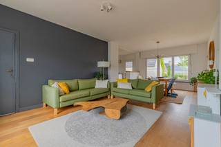 EERSTE BEZOEKDAG ZATERDAG 11/07 VAN 10U TOT 14U (enkel op afspraak!)<br /><br />OOSTERZELE - Deze charmante woning kunt u vinden in het het landelijke Moortsele. De ligging van dit pand is bijzonder aantrekkelijk met alle voorzieningen zoals station, scholen, winkels, openbaar vervoer,.. in de directe omgeving. Daarnaast geniet deze woning van een heel goede bereikbaarheid door de nabijheid van belangrijke invalswegen en de E40.<br /><br />Naar indeling toe bevindt zich op het gelijkvloers een inkomhal, een woonkamer met open, geïnstalleerde keuken, een bureel, een badkamer een een inpandige garage. Op de eerste verdieping bevinden zich 3 slaapkamers waarvan 1 met toegang tot de bergzolder. Verder is er ook nog een droge kelder.<br /><br />Naar comfort toe is de woning voorzien van centrale verwarming op aardgas, dubbele beglazing (PVC), een conforme elektriciteitskeuring, zonnepanelen (9), voldoende dakisolatie,..<br /><br />De gezellige tuin is een extra troef.<br /><br />Kortom, bent u op zoek naar een instapklare woning met 3 kamers en een leuke tuin, gelegen op een uitstekende locatie te Oosterzele? Aarzel dan niet en maak snel uw afspraak! Voor meer info of bezoek 053/60.65.60.<br /><br />De vermelde prijs is een richtprijs. Na ontvangst van de biedingen zal de verkoper beslissen of hij/zij de eigendom verkoopt aan het beste bod. De richtprijs is aldus niet bindend voor de verkoper. Voor meer info kunt u ons contacteren of het reglement raadplegen op onze website.