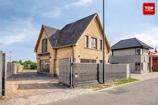 Deze volledig gerenoveerde woning geniet een gunstige ligging, met winkels, scholen en andere voorzieningen in de onmiddellijke nabijheid. Deze...