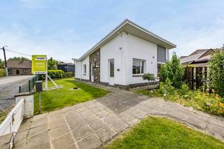 Immo Pické biedt U deze rustig en gunstig gelegen bungalow aan gelegen in de nabijheid van scholen, winkels, openbaar vervoer en de belangrijkste verbindingswegen. Deze woning is gelegen op een perceel van 6a 11ca en beschikt over een inkomhal met gastentoilet, een woonkamer, een gedeeltelijk geïnstalleerde keuken, een douchekamer, 3 slaapkamers (2 grote en een kleine) en een afzonderlijk bijgebouw dat dienst kan doen als berging/garage. Daarnaast beschikt deze woning over een leuke tuin met terras.