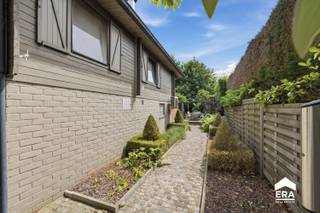 <p><strong>Wonen in alle rust, midden in het groene Nonnebos.</strong></p><p>Bent u op zoek naar een unieke woonplek waar rust, natuur en mogelijkheden hand in hand gaan? Dan is deze charmante chalet, gelegen in het prachtige Nonnebos, precies wat u zoekt. Omringd door groen geniet u hier elke dag van een oase van stilte, terwijl de woning tegelijk tal van mogelijkheden biedt om volledig naar uw eigen wensen in te richten.</p><p><strong>De eerste verdieping</strong> beschikt over een lichtrijke woonkamer met een open, uitgeruste keuken voorzien van een vaatwasser, koelkast, friteuse, etc en tal van opbergmogelijkheden. Vanuit de woonkamer heeft u bovendien rechtstreekse toegang tot het tweede terras, waar u in alle privacy kunt genieten van de groene omgeving. Verder beschikt deze verdieping over een vernieuwde badkamer met een inloopdouche, wastafel en toilet. De ruime slaapkamer is uitgerust met een volledig ingerichte dressing, die eenvoudig kan worden omgevormd tot een tweede slaapkamer.</p><p><strong>Het gelijkvloers</strong> biedt een zee aan potentieel. Momenteel vindt u hier een garage, een ingerichte bureauruimte, een praktische wasplaats met technische- en werkruimte, evenals twee nog af te werken slaapkamers en een tweede badkamer. Met enkele gerichte ingrepen kan deze volledige verdieping worden omgetoverd tot een volwaardige en prachtige extra leefruimte.</p><p>De tuin vormt een waar paradijs voor natuurliefhebbers, met een visvijver en een gezellig terras. De groene omgeving zorgt voor een permanent vakantiegevoel.</p><p><strong>Troeven op een rij:</strong></p><ul><li>Rustige ligging midden in het groen.</li><li>Gelijkvloers met enorm uitbreidingspotentieel.</li><li>Zonnepanelen met thuisbatterij en airco.</li><li>Dak reeds vernieuwd (2003).</li><li>Parking vlak voor de deur.</li><li>Domicilie mogelijk.</li></ul><p><br /></p>
