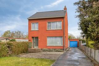 * Eerste foto's zijn renders van hoe de woning eruit ziet na opfrissingswerken.<br /><br />Op een centrale locatie bevindt zich deze charmante HOB met 2/3 slaapkamers, vrijstaande garage op 450 m².<br /><br />De woning bevindt zich op enkele minuten van centrum Nijlen wat ervoor zorgt dat winkels, scholen en openbaar vervoer binnen handbereik zijn.<br /> <br />De gunstige ligging maakt dat het woon- werkverkeer ideaal is voor deze woning, met directe verbindingen naar zowel Lier, Heist-op-den-Berg als Herentals/Zandhoven (E313/E34). <br /><br />We komen de woning binnen langs de voordeur waarop we in de inkomhal terecht komen. Deze geeft enerzijds toegang tot de bovenverdieping en anderzijds tot de ruime, lichtrijke leefruimte met zithoek en eetplaats. Achterliggend treffen we de keuken met ontbijtgelegenheid, achterliggend treffen we de badkamer met ligbad en een apart toilet. Verder hebben we nog een lichtrijke veranda deze toegang geeft tot de ruime kelderverdieping en de gezellige tuin. <br /><br />Op het 1ste verdiep biedt de overloop toegang tot 2 zeer ruime slaapkamers en 1 babykamer/bureau. <br /><br />Tot slot geniet de woning een bergzolder, vrijstaande garage alsook een gezellig tuintje waar het heerlijk vertoeven is!<br /><br />Er is eveneens de mogelijkheid tot aankopen van de naastliggende bouwgrond, waarover meer informatie op kantoor.<br /><br />Kortom, een ruwe diamant met tal van mogelijkheden!