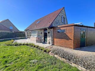 Goed onderhouden villa, volledig instapklaar.  Gelegen op een fantastische locatie in een rustige woonwijk te Nieuwpoort-stad, op wandel- en fietsafstand van al het moois dat Nieuwpoort en omgeving te bieden heeft.  De indeling is als volgt: Op het gelijkvloers: Inkomhal, WC, living, volledig ingerichte keuken, wasplaats, slaapkamer én badkamer (met douche en lavabo).  Aansluitend op de living en terras is er een terras met tuin én open zicht waar je gans de dag van de zon kan genieten.  Een carport en tuinhuis zijn eveneens aanwezig.  Op het verdiep: twee slaapkamers (waarvan één met extra ruimte voor dressing) en 1badkamer met ligbad, lavabo en wc.  Ref ODK-40