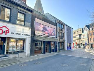 Dit instapklare handelspand werd voorheen uitgebaat als slagerij, gekend in de regio en op een perfect commerciële ligging. Bij de handelsruimte...