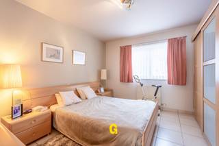 Langs de Nieuwstraat ter hoogte van nummer 16 bevindt zich dit uitstekend verzorgd duplexappartement met drie slaapkamers en een autostandplaats.Dit...