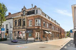 Top gelegen, op te frissen commerciële ruimte met woonst in het centrum van Deerlijk. Op het gelijkvloers bevindt zich een ruime handelsruimte met garage, ideaal voor wie wonen en werken wil combineren. Op de bovenverdieping bevindt zich een duplex met open keuken, lichtrijke leefruimte en toegang tot het ruime terras. De woning beschikt over 3 slaapkamers en biedt een aangename leefomgeving. Er is veel potentieel voor diverse woon- en werkmogelijkheden. Bezoek na afspraak: info@immobeguin.be