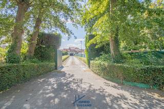 Op slechts enkele meters stappen van de markt van Wervik vindt u deze verrassend ruime woning op een perceel van meer dan 1.000 m². Dankzij...