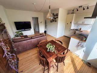 Ben je op zoek naar een gezellig en instapklaar appartement in Mortsel? <br /><br />Het appartement is gelegen op de eerste verdieping en ligt op een absolute toplocatie, op wandelafstand van het openbaar vervoer.<br /><br />Bij het binnenkomen valt meteen het lichtrijke salon op, waar de grote ramen voor superveel daglicht zorgen. Er ligt overal een mooie, warme originele parketvloer die doorloopt tot in de twee slaapkamers. Heel praktisch is dat zowel de badkamer als het toilet apart zijn. De keuken is volledig ingericht.<br /><br />Buiten geniet je van een gezellig, vergund terras van 10m². Daarnaast is het appartement met een EPC-label B erg energiezuinig en is er een handige en droge private kelder aanwezig voor extra opbergruimte. Het dak werd in 2025 volledig gerenoveerd.<br /><br /><br /><br />Indeling:<br /><br />- Ruime living<br /><br />- Volledig geïnstalleerde keuken<br /><br />- Badkamer met ligbad en lavabo<br /><br />- Apart toilet<br /><br />- Slaapkamer 1<br /><br />- Slaapkamer 2<br /><br />- Terras<br /><br /> <br /><br />Bijzonderheden:<br /><br /> <br /><br />- 68m² (cfr.EPC)<br /><br />- EPC-label B<br /><br />- Elektriciteit conform<br /><br />- Geen asbest<br /><br />- CV op gas<br /><br />- Dubbele beglazing met PVC<br /><br />- Kleinschalig gebouw = lage kosten €75<br />