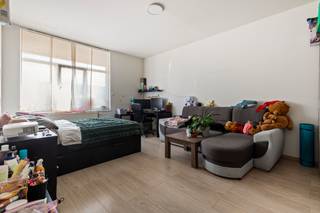 Zéér gunstig gelegen gelijkvloers appartement bestaande uit: een inkomhall, woonkamer, ingerichte keuken, ingerichte badkamer, hall met bergkast en 3 slaapkamers.  Verder beschikt dit eigendom over een achtertuin met achterliggende garage, die uitgeeft op de Turnhoutsebaan.  Het appartement is volledig onderkelderd op stahoogte (100m2!). <br /><br />Dit eigendom is zeer gunstig gelegen aan de Markt en bevindt zich op wandelafstand van alle winkels, scholen en het openbaar vervoer.  De Ring van Antwerpen ligt op slechts 8 min. rijden, ideaal voor woon-werkverkeer.  Er is verder nog parkeergelegenheid in de straat en op het plein. <br /><br />Op dit moment is het pand verhuurd aan €916,04,-  Opzeg is mogelijk voor eigen gebruik.  Dit appartement werd steeds goed onderhouden!  Mits enkele moderniseringen (keuken &amp; badkamer) wordt ze helemaal instapklaar!<br /> 