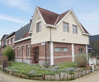 Instapklare woning (EPC C) met 5 slaapkamers en groot atelier op toplocatie!<br /><br />Deze gerenoveerde eengezinswoning net buiten het centrum van Duffel met vijf slaapkamers biedt volop ruimte.<br /><br />Gelijkvloers comfort: De ruime, lichtrijke woonkamer met sfeervolle inbouwhaard nodigt uit tot gezellige avonden. De landelijke keuken is volledig uitgerust met hoogwaardige toestellen (vaatwasser, combi-ovens en gasvuur). Verder vindt u hier een moderne badkamer met inloopdouche en dubbele lavabo, een eerste slaapkamer of bureau en een handige wasplaats met inbouwkasten.<br /><br />Ruimte voor het hele gezin: Op de verdieping bevinden zich maar liefst 4 extra volwaardige slaapkamers, waarvan de hoofdslaapkamer is voorzien van een eigen ingerichte dressing. Daarnaast beschikt deze verdieping over een extra toilet en een handige bergzolder.<br /><br />Buitenleven & Hobby: De buitenruimte is een absolute meerwaarde. Een groot terras in klinkers kijkt uit over de prachtig aangelegde tuin en voortuin. Voor wie veel bergruimte of een werkplek zoekt: er is een dubbele garage met automatische poort met bergruimte én een geïsoleerd atelier van 46 m². Het geheel wordt afgesloten met een automatisch hek aan straatkant.<br /><br />De woning heeft tot slot ook een handige kelder, met ander woorden aan opbergruimte geen gebrek.<br /><br />Ben je op zoek naar een woning die instapklaar is én de nodige ruimte biedt? Kom naar onze kijkdag op zaterdag 4 april (enkel na telefonische afspraak, 0484 840 599)<br />