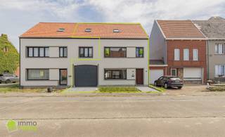 <h2><span>Te koop Instapklare ruime woning met achterliggende weide in Zele</span></h2><p><span>Op de Gentsesteenweg 83 in Zele bevindt zich deze verrassend ruime en instapklare woning met een uitzonderlijk groot perceel en tal van mogelijkheden. Deze eigendom combineert comfortabel wonen met een mooie buitenruimte en is de ideale thuis voor gezinnen, hobbyisten en dierenliefhebbers.</span></p><p><span>Bij het betreden van de woning komt u terecht in de ruime inkomhal die toegang geeft tot de lichtrijke leefruimte van ongeveer </span><span>40 m²</span><span>. Aansluitend bevindt zich de volledig vernieuwde en ingerichte keuken. Verder beschikt de woning over een praktische kelder, berging/wasplaats en een moderne ingerichte badkamer met dubbele lavabo en inloopdouche en een afzonderlijk gastentoilet. Op de eerste verdieping bevinden zich drie ruime slaapkamers en een 2e toilet op de verdieping. Via de 4e kamer is er een vaste trap voorzien naar de ruime zolderverdieping, deze biedt heel wat potentieel en kan mits de nodige afwerking ingericht worden als twee extra slaapkamers met een bijkomende 2e badkamer of als een ruime hobby- of bureauruimte.</span></p><p><span>Een absolute meerwaarde van deze eigendom is de doorrijtoegang naar het terras, de garage en de achterliggende tuin. Dankzij de brede inrijpoort van 3,25 meter breed en 2,80 meter hoog is de woning bovendien ideaal voor het stallen van een mobilhome, caravan of bestelwagen. Achter de verzorgde tuin waar desgewenst ook een zwembad kan worden aangelegd, bevindt zich nog een extra perceel grond dat kan bij gekocht worden aan </span><span>25.000 euro </span><span>(</span><span>niet </span><span>inbegrepen in de verkoopprijs). Dit achterliggende perceel biedt tal van mogelijkheden en is uitermate geschikt voor paarden- en dierenliefhebbers, het aanleggen van een boomgaard, een speelweide of het creëren van een groene oase. Bovendien is dit perceel ook bereikbaar via een afzonderlijk steegje, wat zorgt voor een extra praktische toegang.</span></p><p><span>De vermelde grondoppervlakte is louter informatief. De exacte perceeloppervlakte wordt momenteel vastgesteld door de landmeter maar zal ca. 1250 m² zijn, wat een totaal van 1500 m² zal zijn indien U dit bij aankoopt.</span></p><p><span>Ook op technisch vlak scoort deze woning uitstekend. Ze is asbestveilig, beschikt over een conforme elektrische installatie.</span></p><p><span>Bent u op zoek naar een instapklare woning met royale leefruimtes, uitbreidingsmogelijkheden en een prachtige tuin, met de optie om bijkomende grond aan te kopen? Dan is deze eigendom absoluut een bezoek waard. Contacteer ons vrijblijvend voor meer informatie of om een bezichtiging in te plannen. </span></p>