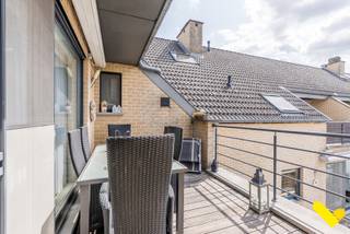 🏡 Instapklaar Dakappartement te Koop in Koersel (Beringen)Ruimte, licht én comfort met maar liefst 3 terrassen!Gelegen in het hart van het gezellige...