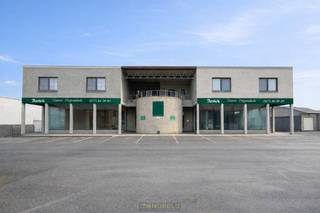 RUIME TOONZAAL van ca. 453 m², gelegen op een VLOT BEREIKBARE LOCATIE te Lierde. Dankzij de ROYALE OPPERVLAKTE en PRAKTISCHE INDELING leent dit pand zich tot UITEENLOPENDE COMMERCIËLE of PROFESSIONELE DOELEINDEN zoals SHOWROOM, WINKELRUIMTE of POLYVALENTE INVULLING. Een absolute troef zijn de RUIME PARKEERMOGELIJKHEDEN voor het gebouw, wat zorgt voor extra COMFORT VOOR KLANTEN EN PERSONEEL. Via de centrale inkom betreedt u de UITGESTREKTE TOONZAALRUIMTE met tal van INRICHTINGSMOGELIJKHEDEN. Achterliggend bevinden zich verschillende bergruimtes, een aparte toiletruimte, een keuken en een bureauruimte, wat het geheel FUNCTIONEEL en VEELZIJDIG maakt. Bovendien beschikt het pand over een GUNSTIG EPC-LABEL C.<br /><br />Adres: Hoogstraat 57 te Lierde<br /><br />EPC: Label C, G-score A en P-score B, Geen renovatieverplichting van toepassing