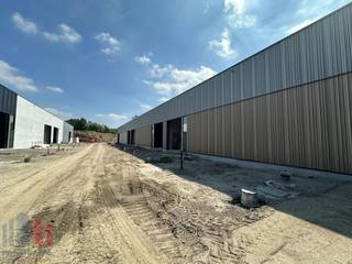 Nieuwbouw KMO-unit te huur met een oppervlakte van <strong>180 m²</strong> en <strong>2 privatieve parkeerplaatsen</strong>.<br /><br />De loods maakt deel uit van het gloednieuwe bedrijvenpark “Apollo” en ligt op minder dan 2 km van het op- en afrittencomplex van de E17 te Waregem – een absolute <strong>toplocatie voor ondernemers</strong> die belang hechten aan bereikbaarheid in een bedrijvige regio.<br /><br />De bedrijfsunit (brandklasse C) werd kwalitatief en duurzaam opgebouwd met een staalstructuur met geïsoleerde sandwichpanelen met afwerkingspaneel. Met een <strong>vrije hoogte van 6 meter</strong> biedt het magazijn optimale opslag- en werkmogelijkheden.<br />Daarnaast is de unit uitgerust met tal van praktische voorzieningen, waaronder:
<ul>
<li>Automatische sectionale poort (4 m breed x 4,2 m hoog)</li>
<li>Aparte toegangsdeur met bovenlicht</li>
<li>Lichtstraat met geïntegreerde RWA-koepel</li>
<li>Slijtvaste polybetonvloer met draagvermogen van 1 ton/m²</li>
<li>Sanitair</li>
<li>Basisinstallatie elektriciteit</li>
<li>Individuele regenwaterput van 15.000 liter</li>
</ul>
<strong>Deze veelzijdige bedrijfsruimte is uitermate geschikt voor opslag, distributie, productie, atelier- of ambachtelijke activiteiten.<br />Beschikbaar vanaf september 2026.</strong><br /><br />Contacteer <strong>PANORAMA B2B</strong> voor bijkomende (technische) inlichtingen, plannen of een vrijblijvend plaatsbezoek <strong>056 222 256</strong>.<br />