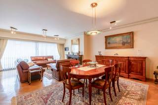 Zeer verzorgd appartement op de <strong>3e verdieping</strong> van residentie Gaudi met een fijn <strong>uitzicht op de Grote Markt van Sint-Niklaas</strong>. Het appartement scoort hoog op 'feel good' door de zeer ruime woonkamer en het open zicht op het marktplein.<br />Er zijn drie verschillende terrassen, 2 terrassen voor de slaapkamers, 1 terras voor de keuken en het balkon voor de woonkamer. Inclusief in de prijs zit de kelderberging. Mogelijkheid  (geen verplichting) tot aankoop van <strong>1 of 2 open autostaanplaatsen</strong> (15.000€ / autostaanplaats).<br /><br />Je komt het appartement binnen via een ruime inkomhal met vestiaire en een afzonderlijk gastentoilet. De woonkamer is <strong>spacieus, kwalitatief ingericht</strong> met ondermeer een <strong>eiken parket en marmeren schouwmantel</strong>. De keuken is volledig uitgerust.<br /><br />Er zijn <strong>drie ruime slaapkamers </strong>met terrassen en één slaapkamer heeft zijn eigen badkamer met ligbad en dubbele lavabo. Bijkomend is er nog een badkamer / wasplaats met douche en lavabo. Een afzonderlijke berging op het appartement maakt het bovendien extra praktisch.<br /><br />Kortom een fantastisch appartement op een <strong>bijzonder interessante locatie</strong>!<br /><br />Bel voor info of een vrijblijvend bezoek naar 03 502 98 74 of mail naar emily@claves.be. 