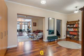 Langs Holt ter hoogte van nummer 118 bevindt zich deze leuk ingedeelde rijwoning met drie slaapkamers en tuin, op een perceel van 4a 55ca.<br /><br />Op enkele minuutjes wandelen of fietsen bereikt men het centrum van Beverst, een gemoedelijke deelgemeente van Bilzen die de laatste jaren merkbaar werd opgewaardeerd met tal van aantrekkelijke projecten. De basisschool, slager, buurthal, sporthal en enkele leuke restaurantjes liggen op wandelafstand. Na een vijftal minuutjes rijden bevindt men zich al in het centrum van Bilzen, Hoeselt of Diepenbeek.<br /><br />Bij het binnenkomen in deze opvallend leuk ingedeelde woning ervaart men onmiddellijk een gezellige, familiale sfeer. Ondanks de open indeling zorgen de verschillende zithoeken voor de nodige geborgenheid, terwijl de ruime leefkeuken een bijzonder de ideale plek is om samen te zijn met familie of vrienden.<br /><br />De woning onderging reeds heel wat renovatiewerken, waaronder de vernieuwing van verschillende ramen, de elektrische installatie, verwarming, loodgieterij, vloeren op het gelijkvloers, keuken, badkamer en achterbouw.<br /><br />Een aantal zaken dienen nog verder te worden afgewerkt, zoals de aanleg van terras en tuin, de inrichting van de zolderverdieping en enkele kleinere afwerkingspunten. Voor een handige koper biedt dit de mogelijkheid om de woning verder naar eigen smaak en budget af te werken, zonder dat dit een snelle verhuis in de weg hoeft te staan.<br /><br /><br />INDELING / OMSCHRIJVING<br /><br />GELIJKVLOERS<br />-Inkomhal met vernieuwd toilet<br />-Technische ruimte met aansluitingen voor nutsvoorzieningen, nog verder te omkasten<br />-Eerste ruime zitruimte<br />-Tweede, centraal gelegen zithoek in verbinding met de leefkeuken<br />-Ruime en sfeervol ingerichte leefkeuken met kookeiland, zichtbare houten balken en zicht op de tuin. Hier is meer dan voldoende plaats voor een royale eettafel. Ondanks het karakter van deze rijwoning geniet men hier van aangenaam veel daglicht dankzij de grote ramen en de lichtkoepel.<br />-Hal met trap naar de verdieping<br /><br />1STE VERDIEPING<br />-Nachthal<br />-Vernieuwde badkamer<br />-Twee volwaardige slaapkamers<br />-Vaste trap naar de zolderverdieping<br />2DE VERDIEPING<br />-Open zolderruimte met een mooie hoogte tot in de nok, verder af te werken tot mogelijk wel de mooiste slaapkamer van de woning, of een aangename hobbyruimte<br />KELDER<br />BUITENOMGEVING<br />-Overdekt terras<br />-Tuin, verder naar eigen smaak aan te leggen<br /><br />Voor en rondom de woning vindt men voldoende gratis parkeermogelijkheden.<br /><br /><br />ENKELE TECHNISCHE KENMERKEN<br />-EPC: 172 kWh/m² p.j. – label B – geen renovatieplicht<br />-Vernieuwde CV-installatie op aardgas<br />-PVC-ramen, deels vernieuwd<br />-Vernieuwde elektrische installatie<br />-Vernieuwde afvoeren, voorbereid voor aansluiting op de gescheiden riolering<br />-Geen opname in het maatregelenregister <br />-P-score: A / G-score: A<br /><br /><br />Deze bijzonder gezellige gezinswoning met tuin kan een mooie kans zijn voor handige kopers die op zoek zijn naar een betaalbare woning waar reeds heel wat belangrijke renovatiewerken werden uitgevoerd, maar die nog verder afgewerkt dient te worden. Wie bereid is zelf de handen uit de mouwen te steken, vindt hier een interessante mogelijkheid om de woning verder naar eigen smaak en budget in te richten, zonder dat een snelle verhuis hierdoor noodzakelijk uitgesteld moet worden.
