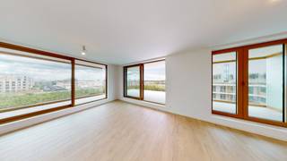 Uitzonderlijk appartement met royale terrassen, rustig gelegen in een nieuwbouw. Hier geniet u ten volle van een overvloedige lichtinval, grote raampartijen en weidse zichten op de natuur, het Galgenweel of de skyline van Antwerpen. <br /><br />Gesitueerd op enkele minuten van het centrum van Antwerpen te Linkeroever nabij het openbaar vervoer en de belangrijke invalswegen.<br /><br />Indeling:  Hal met gastentoilet voorzien van handenwasser. Royale leefruimte met een volledig geïnstalleerde open keuken, groot zuidwest-georiënteerd zonneterras van ca. 30m2 over de gehele breedte van het appartement met windschermen. <br /><br />Via de nachthal toegang tot de ruime masterbedroom met mooie zichten op het groen. Ingerichte badkamer voorzien van ligbad, dubbele wastafel en tweede toilet. Tweede slaapkamer met eigen badkamer, voorzien van wastafel en douche. Verder een ruime derde slaapkamer. Alle slaapkamers bieden bovendien ook toegang tot het tweede oost -georiënteerd terras van ca. 26 m2 . Tot slot is er een ruime berging met aansluiting voor was- en droogautomaat.<br /><br />Extra kelderberging op de -1 genummerd B-1.08. <br /><br />Autostaanplaats ondergronds mogelijks mee te huren aan 100 EUR per maand met nummer P-2.24.<br /><br />Troeven: <br />- Recent gebouw<br />- Voorziening van lichtarmaturen en gordijnenrails <br />- fitness mogelijkheden aanwezig in het gebouw