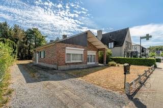 Deze eengezinswoning is gelegen op een commerciële/centrale ligging in het centrum van Keerbergen.<br /><br />Er zijn tal van mogelijkheden, namelijk grootschalige kleinhandel of het creëren van een meergezinswoning volgens de voorschriften "RUP hart van Keerbergen".<br />De woning beschikt momenteel over een lichtrijke woonkamer, 2 slaapkamers, 1 badkamer en een ruime garage. Tenslotte is de woning voorzien van een kruipkelder.<br /><br />Perceelsbreedte: 17,1m<br />Perceelsdiepte: 40,6m<br /><br />Dit pand kan onderhevig zijn aan de renovatieverplichting die door de Vlaamse Overheid wordt opgelegd voor residentiële gebouwen vanaf 2023. Meer informatie betreffende de renovatieverplichting kan u terugvinden via https://www.vlaanderen.be/een-woning-kopen/renovatieverplichting-voor-residentiele-gebouwen-vanaf-2023.<br /><br />Voor meer informatie omtrent de bouwplannen kan u altijd een mail sturen naar jean.heylen@imovastgoed.be.<br />Bekijk ook zeker onze website voor de interactieve grondplannen.<br />U kan Imo Vastgoed steeds vrijblijvend contacteren voor een gratis waardebepaling van uw woning!