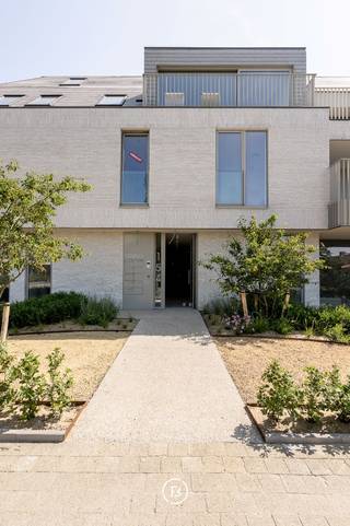 Dit hoogwaardig afgewerkte appartement maakt deel uit van het prestigieuze nieuwbouwproject AQUILO, gelegen in het stijlvolle en rustige Sint-Idesbald. Hier komen modern comfort en verfijnde architectuur samen op een unieke locatie aan de Belgische kust.<br /><br />Dankzij individuele zonnepanelen, een geavanceerd ventilatiesysteem (type D), doorgedreven isolatie en een warmtepomp, voldoet dit appartement aan de strengste normen op vlak van energiezuinigheid. De royale oppervlaktes versterken het gevoel van luxe en ruimte.<br /><br />Indeling (volgens plan):<br />Inkom met toilet en berging, lichtrijke leefruimte met open keuken, 2 slaapkamers met elk zijn eigen badkamer, terras en ruime zolderberging.<br /><br />Afmetingen:<br />- Oppervlakte appartement: 132,90 m²<br />- Oppervlakte terras: 19,71 m²<br />- Oppervlakte zolderberging: 22,52 m²<br /><br />Extra’s:<br />Aankoop van een ondergrondse parkeerplaats en kelderberging is verplicht, maar niet inbegrepen in de vermelde prijs.<br /><br />Dit is een unieke kans om te wonen in een exclusieve setting in het hart van Sint-Idesbald. Wenst u meer informatie of een bezoek aan het ingericht modelappartement?<br />Neem vrijblijvend contact met ons op via 050 66 00 00 of louna@found-baker.com