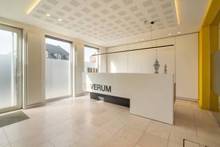 Dit onroerend goed (mogelijkheid tot project met appartementen - woningen) bestaat uit een ruime handelswoning met praktijkruimte (vroeger advocatenkantoor) en bijhorende bouwgrond(en) gelegen op wandelafstand van het centrum van Denderhoutem. De woning kan opgesplitst worden in verschillende appartementen en de gronden verkavelbaar. In de woning hebben we een leefruimte en een praktijkruimte die gescheiden zijn waardoor dit pand ideaal is voor zelfstandigen die woon-werk willen combineren of er één grote handelsruimte te creëren .De praktijkruimte werd 8 jaar geleden verbouwd en omvat een kantoorruimte, vergaderzaal, bergruimte, bureau, extra berging met goederenlift, een overloop en toilet. Verder bestaat het gelijkvloers over een aparte inkomhal, een garage, ruime living (50 m²) met veel lichtinval, een keuken met eetplaats met daarboven een mezzanine. Het verdiep dient gerenoveerd te worden en bestaat uit een nachthal, vijf ruime slaapkamers, een badkamer, een extra badkamer die nog ingericht moet worden en een toilet. Via een vaste trap bereikt men het zolderverdiep waarop nog de creatie van meerdere slaapkamers mogelijk is. Tevens beschikt men over een ruime kelder, terras en tuin met veel mogelijkheden. +/- 40 zonnepanelen aanwezig met certificaten. CV op stookolie. Buitenschrijnwerk in hout met dubbele beglazing - Dak in asbest met isolatie - Alarm aanwezig. Winkels, scholen en openbaar vervoer bevinden zich in de nabijheid. De oprit E-40 bereikt men op enkele minuten rijden. Voor meer info hyboma.be. Wenst u graag een bezoek ter plaatse contacteer dan Guy 0479/88 88 06.