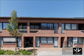 <strong>Dit appartement is onmiddellijk beschikbaar!<br />Lage vaste maandelijkse kosten: slechts € 25,00 per maand!<br />Inclusief garagebox!</strong><br /><br />Ben je op zoek naar een instapklaar plekje met charme én comfort? Dan is dit jouw kans!<br /><br />Dit knusse appartement in het centrum van Wellen is volledig vernieuwd met een gloednieuwe keuken, moderne badkamer, stijlvolle vloeren én fris schilderwerk.<br /><br />Met 2 slaapkamers, een open en lichtrijke leefruimte met terras is het hier heerlijk vertoeven. Bovendien geniet je van een gemeenschappelijke tuin aan de achterzijde van het gebouw, ideaal voor rustige momenten in het groen.<br /><br />Het appartement is voorzien van een gloednieuwe warmtepomp, de elektriciteit werd geoptimaliseerd én conform gekeurd voor 25 jaar en met een EPC label B zit je hier heel energiezuinig! Kortom, zorgeloos en duurzaam wonen in het centrum van Wellen!<br /><br />Word jij de nieuwe bewoner van dit prachtig appartement? Surf naar www.vdv-vanderveken.be, kies bij "TE HUUR" voor dit pand en vul de kandidatenfiche in (klik in het gouden balkje op "Ik wil dit pand graag huren!"). Wij contacteren je voor een afspraak! 