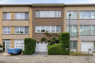 Deze woning verwelkomt u via een riante inkomhal met ingemaakte kasten. Hier bevinden zich een apart gastentoilet, de toegang tot de inpandige...