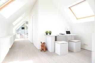 Deze luxueuze duplex penthouse met een bewoonbare oppervlakte van maar liefst 170m² is een verborgen pareltje in de Mechelse binnenstad. Gelegen in hartje Mechelen op de Korenmarkt, doch ietwat achterin baadt dit pand in een oase van rust. Door de centrale ligging bent u op enkele minuten stappen vlakbij de gezellige terrasjes op de Grote Markt, de trendy winkels in de OLV-straat/Bruul of het treinstation van Mechelen. Indeling: Inkomhal, leefruimte met gashaard en 2 terrassen, open keuken, mezzanine met zithoek/TV-hoek. Berging/wasplaats aanwezig. 2 slaapkamers (1 SLK met douchecabine op gelijkvloerse verdieping en 1 SLK met ruime annex badkamer op duplexverdieping). Het appartement is zeer lichtrijk, instapklaar en afgewerkt met hoogwaardige materialen. (vloerverwarming, parket, ...). Lift aanwezig in het gebouw. EPC: 186 kWh/m²/jaar (label B). Loopt u helemaal warm voor dit mooie pand? Neem dan snel contact op met Anne Raets (0471/57 12 13) of stuur een mailtje naar info@buro14.be voor een bezoek ter plaatse!