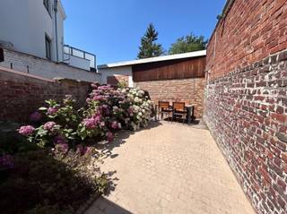 <p><span>OPEN HUIS Woensdag 22/7 Deze woning is vrijblijvend te bezichtigen op woensdag 22 juli tussen 16u30 en 17u30. U bent van harte welkom! Deze volledig gerenoveerde en instapklare woning is uitstekend gelegen aan de Tervuursestraat in Leuven, op wandel- en fietsafstand van het historische stadscentrum, winkels, openbaar vervoer en alle nodige voorzieningen. De praktische indeling omvat op het gelijkvloers een inkomhal met gastentoilet, een gezellige woonkamer, een aparte eetkamer en een volledig ingerichte open keuken. Daarnaast beschikt de woning over een handige berging en een ruime kelder. Op de eerste verdieping bevinden zich een ruime slaapkamer, een moderne badkamer met ligbad, douche en lavabo, evenals een aparte wasruimte. De tweede verdieping telt nog twee volwaardige slaapkamers, waardoor de woning ideaal is voor een gezin, een koppel met extra ruimte of co-housing. De woning wordt voor de intrek van de huurders nog volledig geschilderd, zodat u kunt genieten van een frisse en verzorgde afwerking. Ze is onmiddellijk beschikbaar. Interesse? Kom vrijblijvend langs tijdens het open huis of neem contact met ons op voor meer informatie.</span></p>