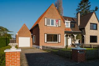 In een rustige straat in Marke vindt u deze karaktervolle halfopen woning. Een eigendom die vooral uitblinkt door haar ruimte, licht...