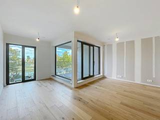 Project Kolenkaai staat voor ruim wonen in alle comfort en stijl. De kwalitatieve en hedendaagse afwerking met oog voor detail zie je én voel je elke dag. Voor Kolenkaai werd een Energy Service Company (ESCO) opgericht. Daarmee passen we innovatieve en duurzame hernieuwbare-energietechnieken toe. Zo worden de gebouwen verwarmd en passief gekoeld met warmtepompen die hun energie onder andere uit een BEO-veld halen.<br /><br />Indeling:<br />Ondergrondse staanplaats<br /><br />Eerste verdiep:<br />- Inkomhal (3m²)<br />- Apart toilet<br />- Slaapkamer 1 (12m²)<br />- Badkamer (4m²)<br />- berging (5m²)<br />- Eetruimte (5m²)<br />- Keuken (5m²) voorzien van combi-oven, koelkast met diepvriesvakje, vaatwasmachine en spoelbak<br />- leefruimte (16m²)<br />- NW - gericht terras (6m²)<br /><br /><br />Algemeen:<br />- Huurprijs: € 975,00/maand<br />- Provisie gemeenschappelijke kosten: € 75,00/maand<br />- Provisie eigen verbruik: € 100,00/maand<br />- Onmiddelijk beschikbaar<br />- Volledig geschilderd bij intrede<br /><br />De snelste manier om een bezoek te brengen aan dit pand? Vraag je bezoek aan via de roze knop op onze website (www.dewaele.com) en je wordt gecontacteerd door onze verhuurexpert.<br /><br />Telefonisch kunnen er geen afspraken gemaakt worden. Bij andere vragen kun je ons telefonisch contacteren via 050 444 999.<br /><br />Deze AI-visualisaties zijn bedoeld als inspiratie. Er werd geen rekening gehouden met technische specificaties, stedenbouwkundige voorschriften of de concrete mogelijkheden tot realisatie.