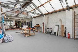 Op zoek naar een eigendom met tal van mogelijkheden? Dan is deze woning op een centrale locatie met een vlotte verbinding naar omliggende gemeenten en belangrijke invalswegen wel iets voor u!<br /><br />Achter de gevel schuilt een eigendom met bijzonder veel potentieel. Op het gelijkvloers bevindt zich een zeer ruim magazijn dat tal van mogelijkheden biedt voor zelfstandigen, hobbyisten, opslag of een combinatie van wonen en werken. Er is ook een polyvalente ruimte, buitenruimte én toilet.<br /><br />De eerste verdieping omvat het woongedeelte met een gezellige leefruimte, aansluitende eetkamer en ingerichte keuken voorzien van onder meer een dubbele spoelbak, 5-pits gasvuur en oven. Verder vindt u hier twee slaapkamers en een badkamer met inloop- /regendouche en aansluiting voor wasmachine en droogkast. De absolute blikvanger is het ruime zonneterras waar u kunt genieten van de buitenlucht. <br /><br />Troeven:<br />+ Centrale ligging nabij het centrum van Wommelgem<br />+ Ruim magazijn met tal van gebruiksmogelijkheden<br />+ Oprit met garagepoort en aparte inkom<br />+ Verwarming is 2 jaar geleden vernieuwd<br /><br />Interesse in deze woning? Contacteer ons via 03 337 50 70 of info@vbvastgoed.be voor een afspraak ter plaatse of meer info.