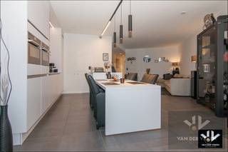 <u><strong>Recent, knap afgewerkt appartement met mooi terras in residentie Zuidzicht IV! <br /><br />TROEVEN: </strong></u><br />- Recent appartement met knappe afwerking <br />- Mooi terras met water- en tuinzicht <br />- Afsluitbare ruimte aansluitend aan de woonkamer (bureel, logeerkamer, hobbyruimte, ...)<br />- Rustige ligging op een steenworp van Quartier Bleu en het stadscentrum<br />- Ondergrondse autostaanplaats met laadpaal beschikbaar (€ 39.000,00)<br />- Kelderberging verplicht bij aan te kopen (€ 6.000,00) <br />- Verhuurd aan een stipte, correcte huurder <br /><br />Welkom in residentie Zuidzicht IV, de laatste fase van het prestigieuze, alom gekende woonproject aan de Hasseltse Kanaalkom! Op de vierde verdieping vinden we dit modern appartement terug, bestaande uit een inkomhal, leefruimte met open keuken, ruim overdekt terras, afsluitbare ruimte die diverse invullingen kan krijgen, een slaapkamer, een badkamer, een berging en een gastentoilet.<br />Vanuit de leefruimte heb je rechtstreeks toegang tot het terras én een uitzicht op de tuin en het Albertkanaal. Instant vakantiegevoel gegarandeerd! <br /><br />De ondergrondse parkeerplaats is uitgerust met een laadpaal voor elektrische voertuigen en kan worden aangekocht voor € 39.000,00. Indien het voor de koper interessanter is om de laadpaal apart van het appartement en de parkeerplaats aan te kopen, kan dit worden besproken. <br />De kelderberging, die extra opbergmogelijkheden biedt, dient te worden aangekocht (€ 6.000,00) samen met het appartement. <br /><br />Het appartement is momenteel verhuurd aan heel correcte huurders die stipt betalen en, indien het appartement aan een investeerder zou worden verkocht, met veel plezier in dit uniek appartement willen blijven wonen. Dankzij de zeer marktconforme huurprijs is een interessant opbrengstrendement zeker mogelijk.<br /><br />Is dit appartement iets voor jou? Laat jouw gegevens achter, René leidt je met veel plezier rond!