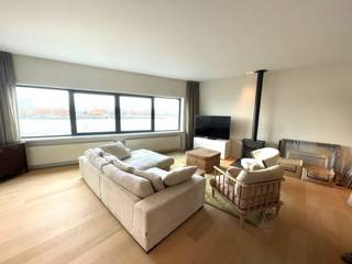 Prachtig triplex appartement adres Zand 6 gelegen op de kaai met zicht op de Schelde voorzien van 2 dakterrassen voor zicht Schelde en achter zicht oude stad en kathedraal op 30 m van pleintje voetgangers tunnel .Indeling op verd 3beviden zich 2 slaapkamers en 2 badkamers verd 4 living zicht Schelde ind hal toilet , vestaire en achterliggend eetplaats en keuken p 5 de verd kleine kantoor ruimte hobby ruimte aan de voorkant groot terrad zicht Schelde aan de achterknant terras met zicht kathedraal en oude stad in de klder bevind zich een ruime boogkelder <br />gelijkvloers zeer ruime garage voor twee auto's en nog plaats voor extra opslag huuprijs 2850 € beschikbaar vanaf 1 januari 2026