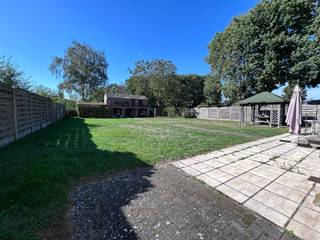 <p>Dit charmante woonpand in Langdorp biedt een uitstekende basis voor gezinnen of koppels die op zoek zijn naar een ruim en praktisch huis. Met een bewoonbare oppervlakte van 230m², gebouwd op een perceel van 997 vierkante meter, beschikt deze woning over drie comfortabele slaapkamers, een badkamer en één garage.<br />De woning kenmerkt zich door een doordachte indeling met meerdere leefruimten, zoals de veranda met zicht op de tuin. De keuken is praktisch ingedeeld met werkbladen en opbergruimte. Op de eerste verdieping bevinden zich drie slaapkamers, elk voorzien van ramen die voor natuurlijke ventilatie en licht zorgen. <br />De woning heeft een uitstekend buitenterrein met een grote tuin, wat veel mogelijkheden biedt voor ontspanning en recreatie. De inrit geeft toegang tot de garage en bijhorende bergingen.</p><p>Interesse? Contacteer ons voor een bezoek ter plaatse. </p>