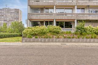 In de gezellige Bosuilwijk, vlakijb het Sint-Fredegandusplein, bevindt zich dit appartement met 1 slaapkamer, terras en parking!<br />Het appartement bevindt zich op een steenworp van winkels, bakkers, beenhouwers, het openbaar vervoor, en voor de liefhebbers natuurlijk het Bosuil stadion. Zowel Wijnegem Shopping Center als centrum Antwerpen zijn met het openbaar vervoer vlot bereikbaar!<br />Het appartement ligt op de gelijkvloerse verdieping en is voorzien van een inkomhal met ruime vestiairekast, living met toegang tot het terras over de volledige breedte, keuken, nachthal met zeer ruime ingemaakte kast, apart toilet, badkamer en 1 grote slaapkamer. <br />Onderaards is er een kelder voorzien en een individuele autostaanplaats is inbegrepen in de prijs!<br />Op wandelafstand is er een leuk speelpleintje voor de allerkleinsten.<br />De gemeenschappelijke kosten bedragen +/- 175€/mnd. : cv, water, onderhoud, blokpolis, syndicus, reservekapitaal, lift, elektriciteit gemene delen, enz...