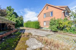 <p>Voormalige hoeve op een uitzonderlijk <strong>ruim perceel </strong>van 3.016 m², aan de rand van Sint-Niklaas.<br /><br />Op een bijzonder mooie en rustige locatie aan de rand van het centrum van Sint-Niklaas bevindt zich deze voormalige hoeve met een authentiek karakter, gelegen op een indrukwekkend perceel van maar liefst 3.016 m².<br />De open bebouwing beschikt over een bewoonbare oppervlakte van circa 203 m² en biedt een goede basis voor wie op zoek is naar een eigendom met karakter, ruimte en mogelijkheden.<br />De woning kan verder worden opgefrist en aangepast aan de hedendaagse woonwensen, waardoor hier een mooie kans ligt voor wie graag zijn eigen woonverhaal schrijft.<br /><br />De absolute troef van deze eigendom is zonder twijfel het uitzonderlijk ruime perceel. <strong>De combinatie van de open bebouwing, de royale buitenruimte en de aanwezige bijgebouwen zorgt voor een eigendom met een veelzijdig karakter.<br />De verschillende bijgebouwen bieden bovendien heel wat praktische mogelijkheden en kunnen interessant zijn voor bijvoorbeeld een zelfstandige die nood heeft aan werk-, opslag- of magazijnruimte.</strong><br />Ook voor wie droomt van veel buitenruimte is dit <strong>een eigendom met potentieel</strong>.<br />Het ruime perceel biedt plaats voor een grote tuin, hobbyruimte, atelier of andere invulling, steeds binnen de mogelijkheden die de geldende stedenbouwkundige voorschriften bieden.<br />De ligging vormt een tweede belangrijke troef. Hoewel de woning geniet van een rustige ligging met een landelijk gevoel, bevindt ze zich tegelijk op korte afstand van het centrum van Sint-Niklaas.<br />Winkels, scholen, horeca, openbaar vervoer en tal van andere dagelijkse voorzieningen zijn vlot bereikbaar.<br />Een interessante opportuniteit voor wie op zoek is naar een ruime eigendom met mogelijkheden en bereid is om de woning verder naar eigen smaak en behoeften te moderniseren.<br /><strong>Een eigendom met geschiedenis, ruimte en vooral veel potentieel – aan de rand van de stad, maar met het gevoel van wonen in alle vrijheid.</strong><br /><br /><em>De woning is momenteel verhuurd.</em><br /><br />Aarzel niet om een afspraak te maken voor een bezoek via emily@claves.be of het nummer 03/5029874</p>