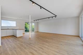 <span><span>In een rustige zijstraat van het West-Vlaamse polderdorpje <strong>Nieuwkapelle</strong>, deelgemeente van <strong>Diksmuide</strong>, stellen we u deze <strong>strakke en vooruitstrevende nieuwbouw woning</strong> voor. De woning kan genieten van een goede verbinding naar het centrum van stad Diksmuide en is bovendien ook gelegen op een boogscheut van de Ijzervallei, de Blankaart en de putten van Nieuwkapelle waar u kan vertoeven in alle rust.<br />Deze ruime nieuwbouw werd door de huidige eigenaar opgericht met veel aandacht voor kwaliteit, energiezuinigheid, comfort en functionaliteit. Zo is de woning onder meer voorzien van <strong>intelligente besturing (Loxone)</strong>, zeer <strong>energie-efficiënt</strong> en praktisch. Daarnaast wordt er verwarmd met <strong>vloerverwarming</strong> aangestuurd door een <strong>full electric warmtepomp</strong> (lucht-water). Ook beschikt men nog over <strong>6 zonnepanelen</strong> (2700 Wp), ventilatie C+ en hoogrendementsbeglazing. Dit alles resulteert in een <strong>uitstekende energiescore van 69 kWh/(m<sup>2</sup>jaar): energielabel A! </strong><br /><br /><u>De indeling van de ruimtes is als volgt:</u><br />Gelijkvloers: inkom- en traphal met doorlopende gang - gastentoilet met handenwasser - berging onder trap - <strong>modern ingerichte badkamer</strong> met vrijstaand ovaal ligbad, douche en dubbel lavabomeubel (opbouw waskom) - slaapkamer 1 - slaapkamer 2 - <strong>grote, inpandige garage</strong> met sectionaalpoort en plaats voor alle technieken.<br />Eerste verdieping: hal - apart toilet - slaapkamer 3 - wasplaats/berging - <strong>royale, lichtrijke leefruimte met open, kwalitatief ingerichte keuken (Dovy)</strong> voorzien van alle toestellen (koelkast, vriesvak, inductie kookplaat, dampkap, spoelbak, vaatwasser, ruim werkblad met plaats voor barstoeltjes).<br />Exterieur: aangelegde en omheinde tuin met terras - balkonterras zowel vooraan als achteraan.<br /><br /><u>Enkele troeven:</u></span></span>
<ul>
<li><span><span>Ruime, bewoonbare oppervlakte met <strong>3 volwaardige slaapkamers</strong>;</span></span></li>
<li><span><span>Instapklaar, energiezuinig en vooruitstrevend;</span></span></li>
<li><span><span>Energie-efficiënt (Loxone);</span></span></li>
<li><span><span><strong>Regenwaterput van 10.000 l</strong>;</span></span></li>
<li><span><span>Voor- en achtergevel afgewerkt in kalei;</span></span></li>
<li><span><span>Schilderwerken reeds uitgevoerd.</span></span></li>
</ul>
<em><span><span>Verkoop onder btw-stelsel. Prijs excl. schilderwerken.</span></span></em><br /><span><span>Wenst u meer informatie? Of liever een plaatsbezoek? Contacteer Diksimmo op het nummer <strong>051 50 11 51</strong> of mail naar <strong>diksmuide@diksimmo.be</strong>.</span></span>