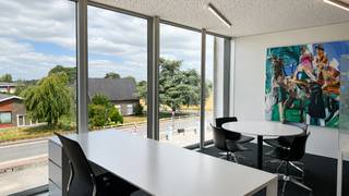 In het Bedrijvencentrum 3Koningen in Torhout zijn verschillende kantoorruimtes beschikbaar van 18m² tot 34m². Dankzij de centrale ligging nabij de E403 en N32 geniet u van een uitstekende bereikbaarheid voor uzelf, uw medewerkers en uw klanten. Het bedrijvencentrum is de ideale uitvalsbasis voor starters, zelfstandigen, vrije beroepen en KMO's.

✔ Volledig ingerichte, instapklare kantoorruimtes
✔ All-in formule met vaste maandelijkse kost
✔ Vergaderzalen inbegrepen 
✔ Receptie met onthaal en wachtruimte tijdens kantooruren
✔ Internet- en telefoonvoorzieningen
✔ Gemeenschappelijke kitchenette 
✔ Schoonmaak van zowel gemeenschappelijke ruimtes als uw kantoor
✔ Verwarming, elektriciteit en water inbegrepen
✔ Ruime parkeergelegenheid 

Door de full-service formule hoeft u zich geen zorgen te maken over bijkomende kosten of praktische organisatie. Zo kunt u zich volledig concentreren op de groei van uw onderneming.

Interesse in een kantoorruimte of wenst u een bezoek in te plannen?
Contacteer Eva via 0475 69 38 22 of via eva@vicusvastgoed.be 