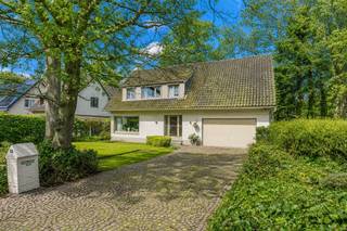 <p><span>Mooi gelegen karaktervolle woning nabij het centrum van Kapellen met o.a. ruime leefruimte, ingerichte leefkeuken, veranda, inpandige garage, 5 slaapkamers en een ingerichte badkamer op een perceel van 1.028 m². </span></p><p><span> </span></p><p><span>INDELING</span></p><p><span> </span></p><p><span>Gelijkvloers</span></p><p><span>Ruime inkomhal op tegelvloer met achteraan een bergruimte gebruikt als vestiaire en een gastentoilet met handenwasser.  Via een eiken deur komt u in de lichtrijke leefruimte op parketvloer onderverdeeld in zitgedeelte met inbouwcassette en eetgedeelte.</span></p><p><span>Aansluitend ingerichte leefkeuken met vinyl vloerbedekking op tegelvloer. De keuken is voorzien van  dubbele spoelbak, keramische kookplaat, ingebouwde friteuse, vaatwasmachine (Miele), oven,  bordenwarmer (Scholtes), warmwaterboiler, ingebouwde koelkast en ingebouwde vriezer.  Verder is er nog een verwarmde veranda op tegelvloer.  Via de keuken heeft men toegang tot de dubbel inpandige garage op tegelvloer met automatische toegangspoort en voorziening voor wasmachine en droogkast. </span></p><p><span> </span></p><p><span>Eerste</span><span> </span><span>verdieping</span></p><p><span>Via een houten trap in de inkomhal komt men op de eerste verdieping met een ruime polyvalente ruimte met vide die als extra slaapkamer kan fungeren. Verder bevinden er zich nog 4 slaapkamers en een ingerichte badkamer op tegelvloer voorzien van een ruim ligbad, douche, toilet en dubbele lavabo. De gehele verdieping, uitgezonderd de badkamer is op parketvloer.</span></p><p><span> </span></p><p><span>Tuin</span></p><p><span>Via een oprit met parkeerplaats voor meerdere wagens bereikt u de karaktervolle vrijstaande woning. Achteraan de woning ligt een ruime tuin met voldoende privacy. Er is een verwarmd zwembad met rolluik aanwezig en een technische ruimte met warmtepomp.</span></p><p><span> </span></p><p><span>Bijzonderheden</span></p><p><span>-Gegeerde locatie; rustig doch centraal gelegen nabij winkels, scholen,..</span></p><p><span>-Verwarmd buitenzwembad</span></p><p><span>-Overal eiken deuren</span></p>
