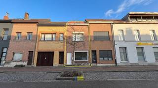 <p><span>Welkom bij deze gerenoveerde woning in Wilrijk, een ideale keuze voor gezinnen die zoeken naar comfortabel wonen in een levendige buurt. Dit pand van 123 m² biedt uitstekende mogelijkheden voor modern woongenot.</span></p><p><span>De woning beschikt over drie ruime slaapkamers, verdeeld over meerdere verdiepingen. De benedenverdieping presenteert zich met open ruimtes en een moderne keuken met praktische indeling. De woonkamer biedt voldoende plaats voor een gezellige inrichting. Gezellige koer achteraan met bergruimte.</span></p><p><span>Extra troeven: Recente renovatie, volledige vernieuwing dak met lopende garantie, ramen met elektrische rolluiken en vliegenramen, praktische kelderberging, gunstig EPC B.</span></p><p><span>Het interieur is voorzien van warme vloeren die doorlopen en een frisse, lichte uitstraling creëren. De badkamer is volledig gerenoveerd en voorzien van eigentijdse voorzieningen, inclusief een groot bad en separate wastafel. </span></p><p><span>De bovenverdiepingen huisvesten de 3 ruime slaapkamers en de badkamer met bad en douche. Dit biedt flexibiliteit voor gezinnen, thuiswerkers of hobbyisten.</span></p><p><span>De locatie in Wilrijk is voordelig gelegen met nabijheid tot scholen, winkels en openbaar vervoer. De voorgevel toont een authentieke baksteen architectuur die integreert met de buurt. Dit is een uitstekende investering voor wie kwalitatief wonen combineert met praktisch ruimtegebruik.</span></p><p><span>Benieuwd? Maak Snel uw afspraak op www.immodelaet.be of op 036440088</span></p>