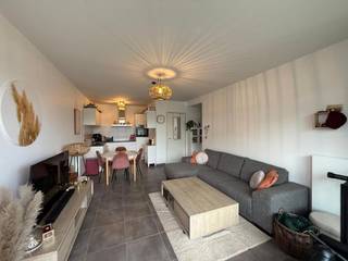 Dit recent appartement combineert modern comfort met een warme, huiselijke sfeer. Dankzij de grote ramen geniet de leefruimte van veel...