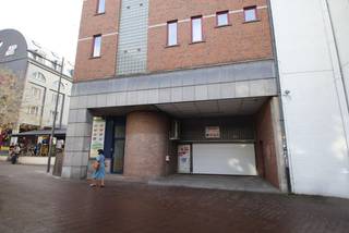 Deze ondergrondse staanplaats (nr. 72) is deel van het Patria-complex en gelegen onder het Alfons Smetsplein.Dit is het deel van de Tiensestraat...