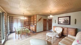 Bij ImmoFusion 7/7 “open huis” : klik op onze 3D-TOUR.<br /><br />Bent u op zoek naar een verzorgde gelijkvloerse woning op een gunstige locatie? Dan is deze woning aan de Geenrijt 13 in Heusden-Zolder zeker een bezoek waard.<br /><br />De woning beschikt over twee volwaardige slaapkamers, een ruime en lichtrijke woonkamer met aansluitende eetruimte en een praktische keuken, uitgerust met een oven, elektrisch kookvuur en koelkast.<br /><br />Verder is de woning deels onderkelderd, wat zorgt voor extra bergruimte. Buiten kunt u volop genieten van het mooi aangelegde en overdekte terras, een ideale plek om in alle rust te ontspannen. Bovendien beschikt de woning over een **aparte garage**, waardoor uw wagen veilig en droog kan worden gestald.<br /><br />Dankzij de uitstekende ligging bevindt u zich op een steenworp van het centrum van Heusden, met winkels, scholen, openbaar vervoer en andere voorzieningen in de directe omgeving.<br /><br />Pluspunten:<br />- Gelijkvloerse woning<br />- 2 volwaardige slaapkamers<br />- Ruime en lichtrijke leefruimte met aansluitende eetkamer<br />- Praktische keuken met oven, elektrisch kookvuur en koelkast<br />- Deels onderkelderd<br />- Aangelegd en overdekt terras<br />- Aparte garage<br />- EPC-label D (geen renovatieverplichting)<br />- Rustige ligging nabij het centrum van Heusden<br /><br />Maatregelen opgenomen in het Maatregelenregister: nee<br /><br />Een bezichtiging ter plaatse of meer info, bel ons op 078/78.78.70, of kom gewoon binnen op ons kantoor, steeds welkom!