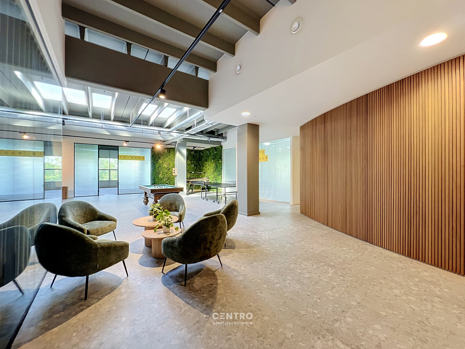 Energiezuinige, vernieuwde SERVICED kantoorruimte met mogelijkheid om een MAGAZIJN (215m²) bij te huren op Ieper Business Park! - foto 4