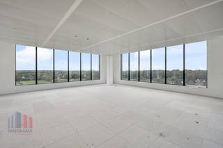 Deze nieuwbouw kantoren van maar liefst<strong> 2.429 m² </strong>zijn fenomenaal gelegen en te huur met een uitstekende zichtbaarheid langs de drukbezochte Kortrijksesteenweg. Dankzij de ligging op slechts <strong>600 meter van de E40-uitrit Sint-Denijs-Westrem </strong>is dit een ideale locatie voor bedrijven die bereikbaarheid en zichtbaarheid hoog in het vaandel dragen.<br /><br />De kantoorruimte is bijzonder lichtrijk en ingericht als een<strong> modern landschapskantoor</strong>. Deze bevindt zich in een gloednieuw, kwalitatief hoogstaand kantorencomplex met een <strong>BREEAM-excellent certificering</strong>, wat de duurzaamheid en energiezuinigheid onderstreept. Omgeven door groen biedt dit complex ook extra faciliteiten die het werkcomfort aanzienlijk verhogen: <strong>ruime parkeergelegenheid</strong>, elektrische laadpalen voor auto’s, eetmogelijkheden en ontspanningsruimtes. De kantoren zijn hoogwaardig afgewerkt en voorzien van alle moderne comfort, wat deze ruimte ideaal maakt voor bedrijven die waarde hechten aan een hedendaagse, inspirerende werkomgeving.<br /><br />De kantoren zullen vanaf begin 2026 beschikbaar zijn, maar u kunt alvast verschillende oppervlakte-opties overwegen, variërend van 700 m² tot 9.962 m².<br />Voor meer informatie, detailplannen, of het boeken van een vrijblijvend plaatsbezoek, neemt u gerust contact op met <strong>PANORAMA B2B GENT KANTOREN</strong> op het nummer<strong> 0477 44 39 30</strong>.