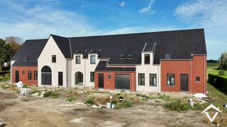 Deze nieuwbouwwoning bestaat uit: inkomhal - toilet - living - keuken - terras - tuin - wasplaats - berging - garage - nachthal - 3 slaapkamers - badkamer - zolder. <br /><br />EPC: woning in aanbouw. Vrij 1/10/2026. Huurprijs 1470 €/mnd