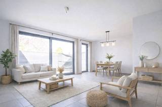 Op zoek naar een instapklare woning met potentieel? Deze goed onderhouden gelijkvloerse woning, biedt alles wat je nodig hebt voor comfortabel...