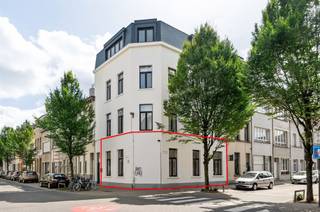 <p><span>Recent perfect gerenoveerd gelijkvloers 2-slaapkamer appartement vlakbij Park Spoor Noord</span></p><p><span> </span></p><p><span>Ontdek dit stijlvol en instapklaar appartement met een bewoonbare oppervlakte van ca. </span><span>72 m²</span><span>, gelegen op een centrale locatie met vlotte verbinding naar winkels, openbaar vervoer en belangrijke invalswegen. Dankzij de grote ramen geniet de leefruimte van een overvloed aan natuurlijk licht, wat zorgt voor een aangename en open sfeer.</span></p><p><span> </span></p><p><span>De ruime leefruimte vormt het hart van het appartement en sluit naadloos aan op de </span><span>moderne open keuken</span><span>, die uitgerust is met kwalitatieve toestellen en voldoende opbergruimte. De combinatie van lichte parketvloeren, strakke witte muren en warme houtaccenten creëert een tijdloze en elegante uitstraling.</span></p><p><span> </span></p><p><span>Het appartement beschikt over </span><span>twee comfortabele slaapkamers.</span></p><p><span> </span></p><p><span>Ideaal voor een gezin, een thuiskantoor of als investering. De praktische indeling zorgt voor een optimaal gebruik van de ruimte en een aangenaam wooncomfort. Met een </span><span>EPC-score B (160 kWh/m² jaar)</span><span> is deze woning bovendien energiezuinig, wat zorgt voor lagere energiekosten en een duurzame investering.</span></p><p><span> </span></p><p><span>Troeven van het appartement:</span></p><p><span><br />- bewoonbare oppervlakte ca. 72 m²<br />- 2 slaapkamers</span></p><p><span>- lichtrijke leefruimte met grote ramen<br />- moderne open keuken met kwalitatieve afwerking<br />- energiezuinig (EPC B)<br />- net volledig gerenoveerd<br />- centrale ligging nabij winkels en openbaar vervoer</span></p><p><span> </span></p><p><span>Ideaal als </span><span>eerste woning of interessante investering</span><span>.</span></p><p><span> </span></p><p><span>Ben jij geïnteresseerd in dit appartement te koop in Antwerpen, ben je op zoek naar ander vastgoed, een investering of wens je de waarde van jouw eigendom te kennen? Dan ben je bij BOLT Immo aan het juiste adres! Wij helpen jou graag verder.</span><span> </span></p>