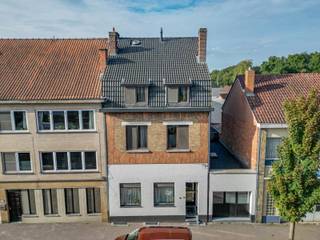Op een centrale en goed bereikbare locatie in Genk vind je dit instapklare investeringspand met 10 koten en 1 studio van ca. 34 m². De koten...