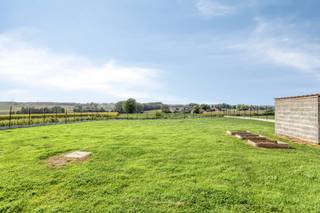 <p>Op een prachtige landelijke locatie in Bever vindt u dit karaktervolle landhuis met een werkelijk indrukwekkend, weids uitzicht over de omliggende velden. De authentieke uitstraling en vorm van de woning werden behouden, terwijl de rechterzijde volledig werd gerenoveerd en ook een belangrijk deel van de linkerzijde reeds werd aangepakt. De woning beschikt momenteel over 3 slaapkamers, waarvan één op het gelijkvloers momenteel dienstdoet als fitnessruimte. Boven bevinden zich twee slaapkamers met praktische dressingruimtes. Eén slaapkamer is bovendien voorzien van aansluitingen voor een douche. Op het gelijkvloers vindt u een moderne badkamer en apart toilet. Op de verdieping is er eveneens een ruim afzonderlijk toilet met lavabomeubel.<br />Een bijzondere meerwaarde is het uitbreidingspotentieel: de volledige bovenruimte aan de linkerzijde kan nog verder worden geïntegreerd in de bestaande woning. Dit maakt het pand eveneens interessant als kangoeroewoning of co-housingproject.</p>
<p>Een unieke eigendom voor wie houdt van karakter, ruimte, natuur en vooral een uitzonderlijk uitzicht:<br />- Adembenemend en weids uitzicht over de velden<br />- Authentiek karakter gecombineerd met hedendaags comfort<br />- Rechterzijde van de woning volledig gerenoveerd<br />- EPC-label B<br />- Asbestveilig<br />- Zonnepanelen<br />- Dubbele beglazing met rolluiken<br />- Lucht-luchtairco met 5 binnenunits<br />- Momenteel 3 slaapkamers<br />- Praktische dressingruimtes<br />- Moderne badkamer op het gelijkvloers<br />- Apart toilet op beide verdiepingen<br />- Extra uitbreidingsmogelijkheden<br />- Potentieel als kangoeroewoning of co-housing<br />- Ideaal voor liefhebbers van rust, natuur en landelijke vergezichten</p>
Contacteer Karin voor een afspraak op één van de bezoekmomenten: 0468/12 68 62<br />Doe uw bod vanaf deze prijs.